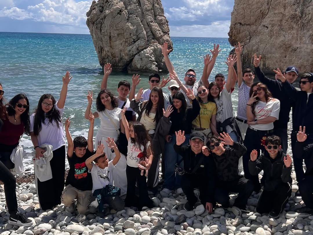 Cyprus Youth Camp-ի մասնակիցները Աֆրոդիտեի ժայռի մոտ, Պաֆոս